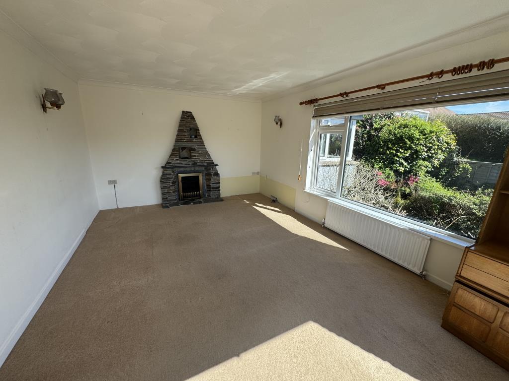 Lot: 118 - DETACHED BUNGALOW FOR IMPROVEMENT - Living Room